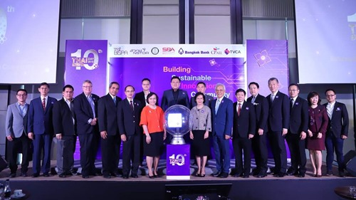 Suwipa Wanasathop, Chachanat Thebtaranonth, and other members of the Thai innovation community