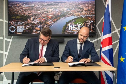 H&F council leader Stephen Cowan (l) and MIND CEO Igor De Biasio (r) sign the partnership agreement